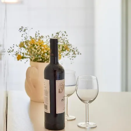 Апартаменти Light Filled Near Chiado, By Timecooler